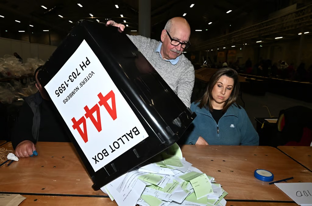 الناخبون الأيرلنديون يرفضون محاولة إعادة كتابة رؤية الدستور للمرأة والأسرة