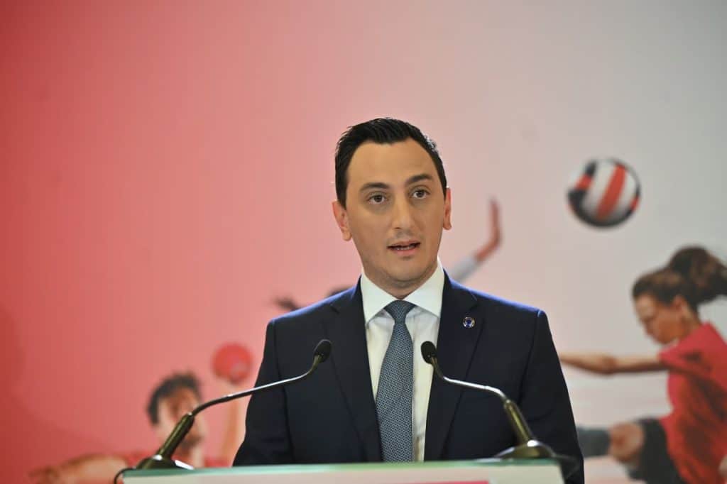 المفوض الأوروبي للرياضة جلين ميكاليف