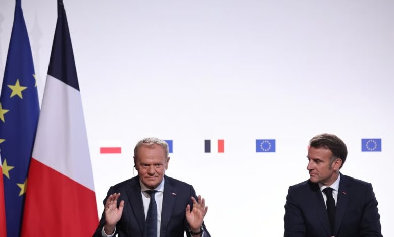 ماكرون وتوسك