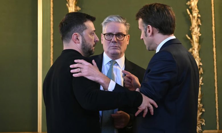 رئيس الوزراء البريطاني كير ستارمر، والرئيس الفرنسي إيمانويل ماكرون