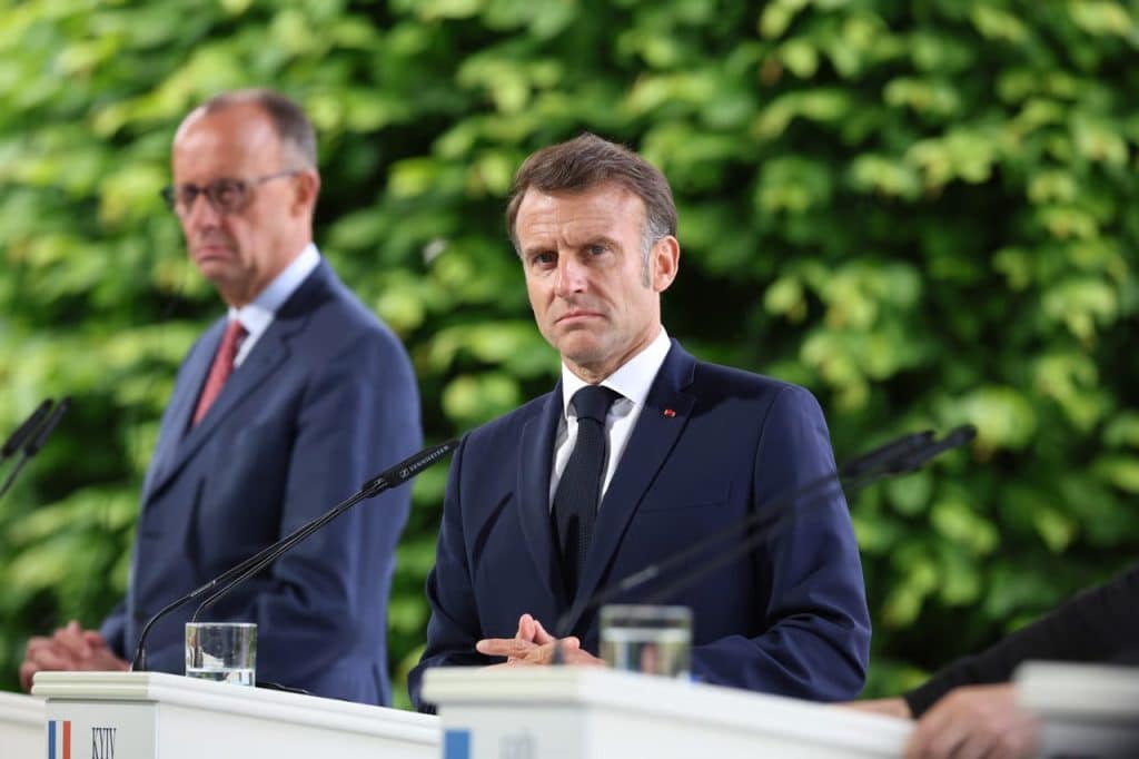 الرئيس الفرنسي إيمانويل ماكرون، والمستشار الألماني فريدريش ميرتز