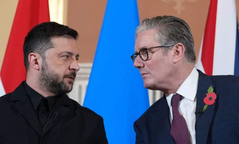 رئيس حزب العمال البريطاني كير ستارمر مع الرئيس الأوكراني فولوديمير زيلينسكي