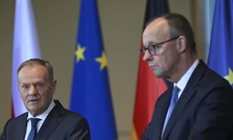 رئيس الوزراء البولندي دونالد توسك والمستشار الألماني فريدريش ميرز