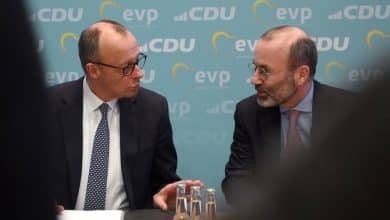 المستشار الألماني فريدريش ميرز ورئيس الحزب مانفريد ويبر