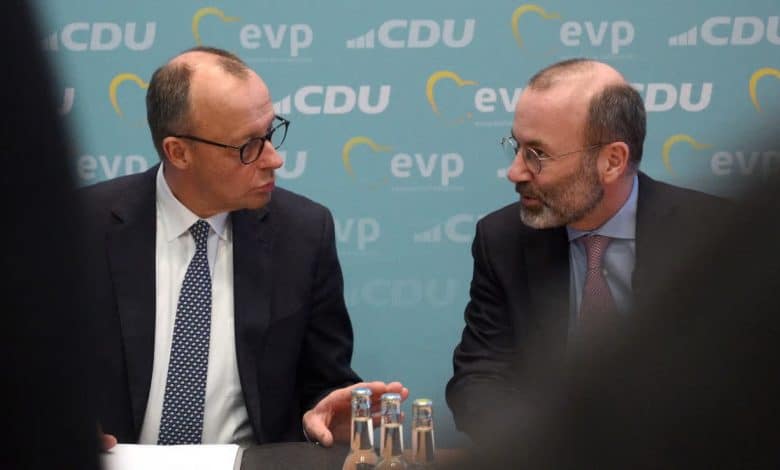 المستشار الألماني فريدريش ميرز ورئيس الحزب مانفريد ويبر