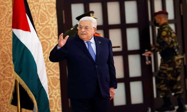 مفاوَضات سرية يقودها عباس للإفراج عن أموال المقاصة مقابل إقناع جنوب أفريقيا بإسقاط شكوى محكمة العدل