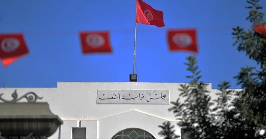 56 نائبا تونسيا يطالبون بعقد جلسة استثنائية لمساءلة الحكومة حول "الوضع الخطير