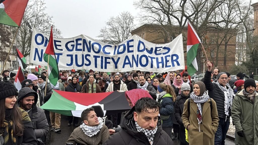 آلاف المتظاهرين في برلين يطالبون بوقف تصدير الأسلحة لأسرائيل ومحاسبة مجرمي الحرب