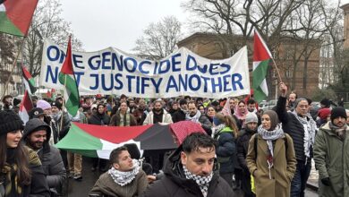 آلاف المتظاهرين في برلين يطالبون بوقف تصدير الأسلحة لأسرائيل ومحاسبة مجرمي الحرب