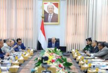 العليمي يأمر بإغلاق المنافذ غير القانونية في اليمن لمحاربة التهريب وتمويل الحوثيين