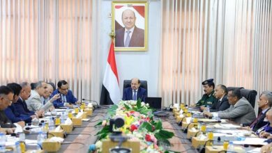 العليمي يأمر بإغلاق المنافذ غير القانونية في اليمن لمحاربة التهريب وتمويل الحوثيين