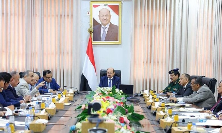 العليمي يأمر بإغلاق المنافذ غير القانونية في اليمن لمحاربة التهريب وتمويل الحوثيين