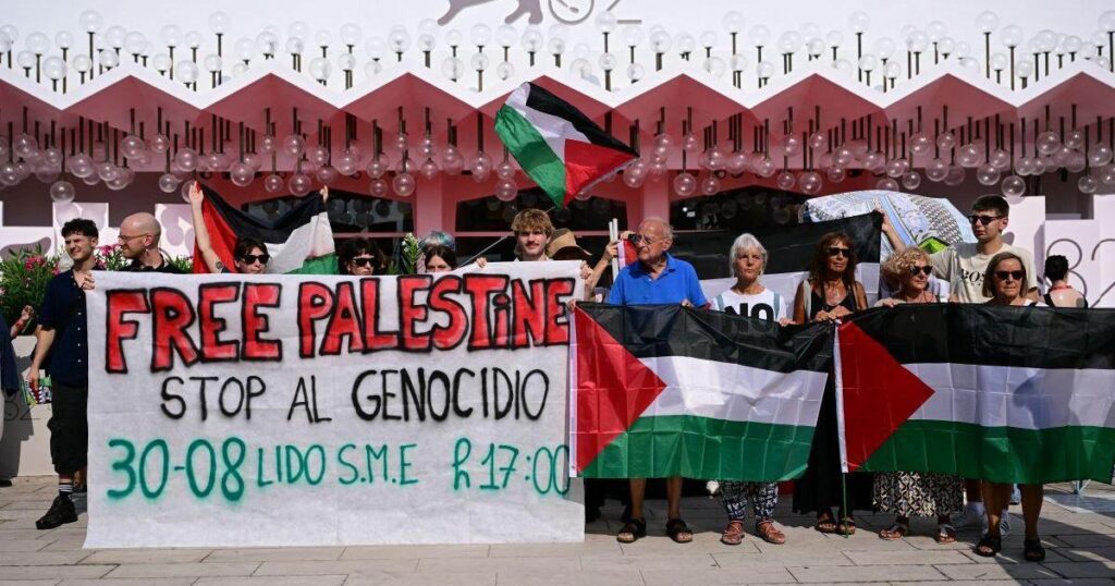 مئتا فنان عالمي يطالبون مهرجان فينيسيا بموقف صريح لدعم فلسطين