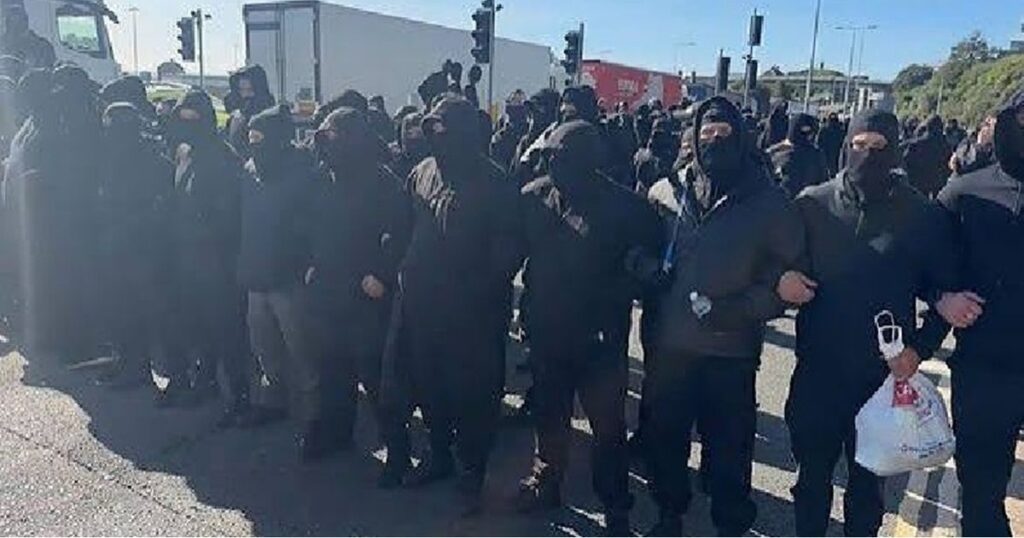 احتجاجات دوفر تعطل الميناء وتعيد الهجرة للجدال السياسي