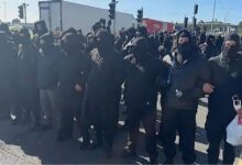 احتجاجات دوفر تعطل الميناء وتعيد الهجرة للجدال السياسي