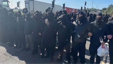 احتجاجات دوفر تعطل الميناء وتعيد الهجرة للجدال السياسي