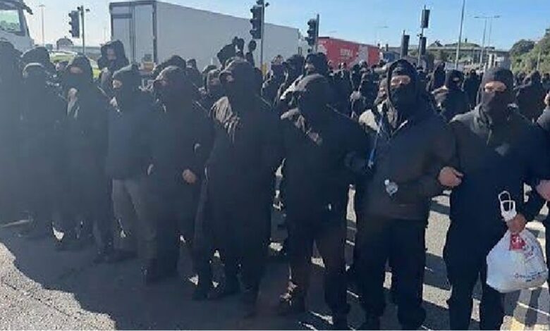 احتجاجات دوفر تعطل الميناء وتعيد الهجرة للجدال السياسي