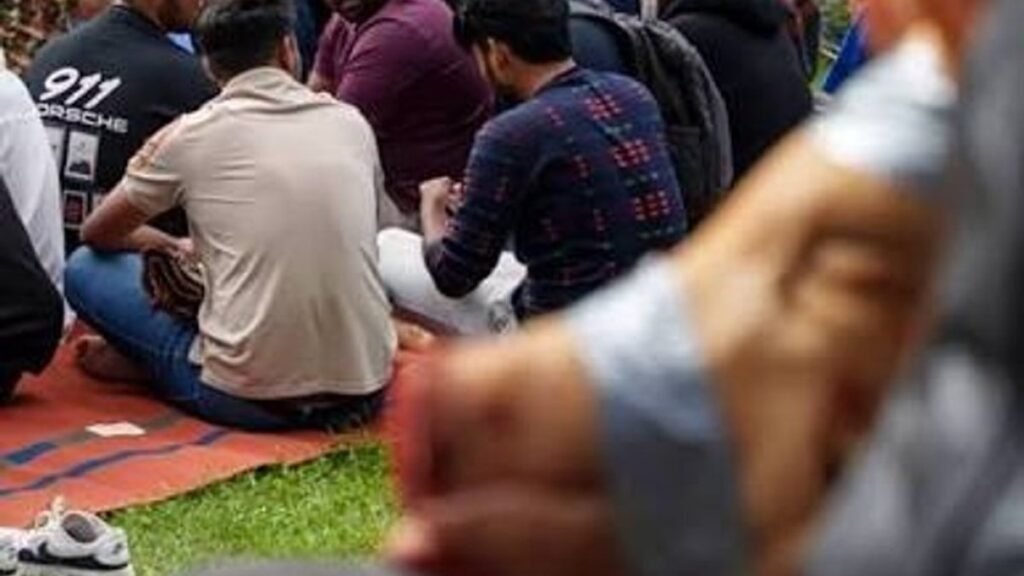 استفزاز دراجين برأس خنزير أمام مسجد كاوناس في ليتوانيا