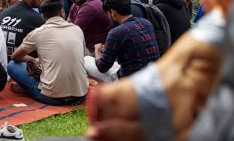 استفزاز دراجين برأس خنزير أمام مسجد كاوناس في ليتوانيا
