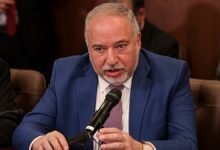 ليبرمان يشترط التجنيد الشامل للانضمام لأي ائتلاف ويحمّل نتنياهو مسؤولية العزلة الدولية