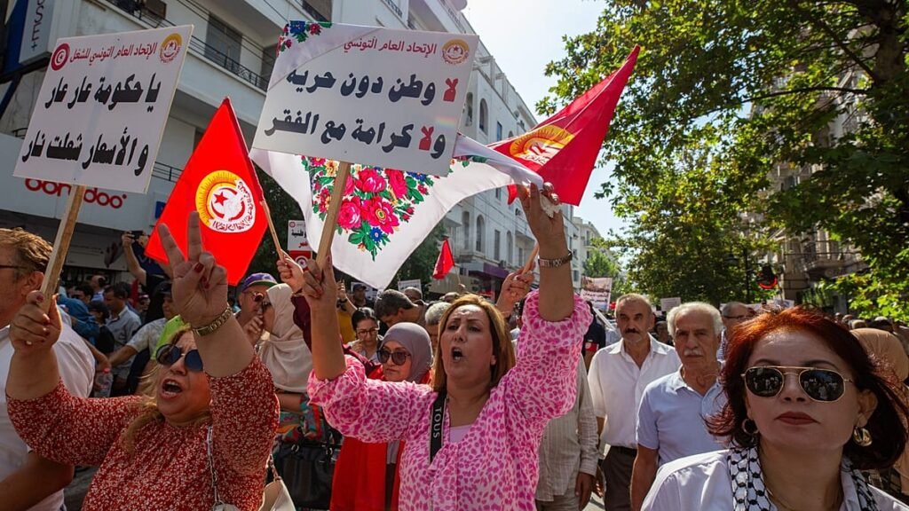 آلاف التونسيين يتظاهرون في أكبر احتجاج ضد الرئيس قيس سعيد