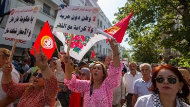 آلاف التونسيين يتظاهرون في أكبر احتجاج ضد الرئيس قيس سعيد