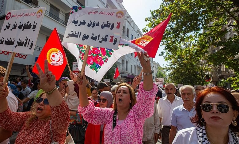 آلاف التونسيين يتظاهرون في أكبر احتجاج ضد الرئيس قيس سعيد