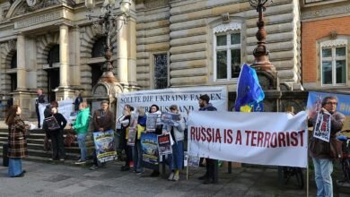 تظاهرات مؤيدة لأوكرانيا أمام محكمة هامبورغ مع بدء محاكمة المشتبه به في تفجيرات "نورد ستريم"
