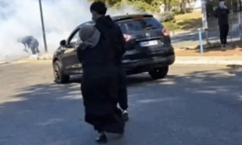 مشهد أم مغربية في فرنسا يثير جدلاً حول التربية والقانون