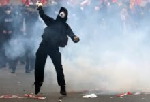 احتجاجات التعليم في فرنسا تعقد خطط خفض العجز