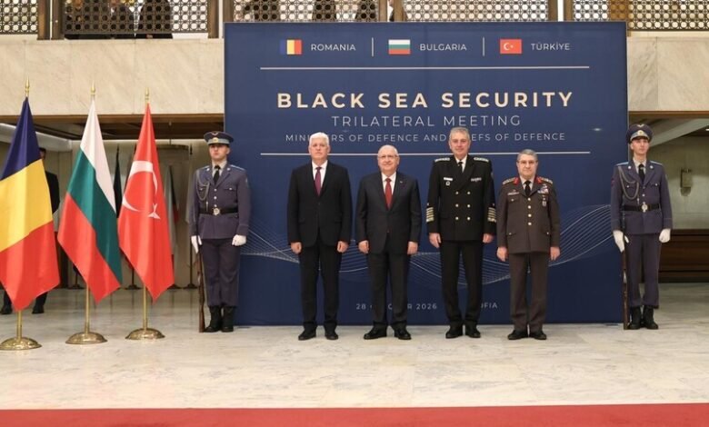 وزراء دفاع تركيا وبلغاريا ورومانيا يدينون بشدة الهجمات على السفن في البحر الأسود